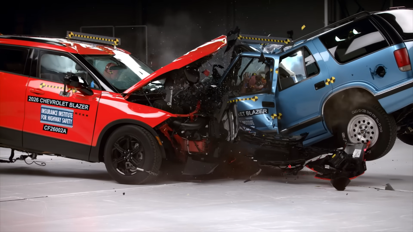 Hình ảnh IIHS thử nghiệm va chạm giữa Chevrolet Blazer 2026 và 1996 để chứng minh xe thế hệ mới an toàn hơn