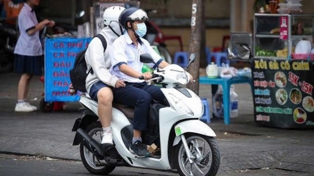 Người từ 16 đến dưới 18 tuổi đi mọi loại xe máy đều bị phạt đến 600.000 đồng kể từ 15/8