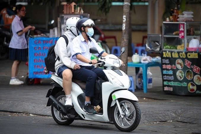 Người từ 16 đến dưới 18 tuổi đi mọi loại xe máy đều bị phạt đến 600.000 đồng kể từ 15/8