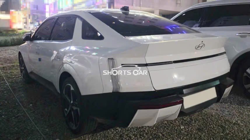 Ảnh thực tế Hyundai Elantra 2027 không che chắn, lăn bánh ngoài đường
