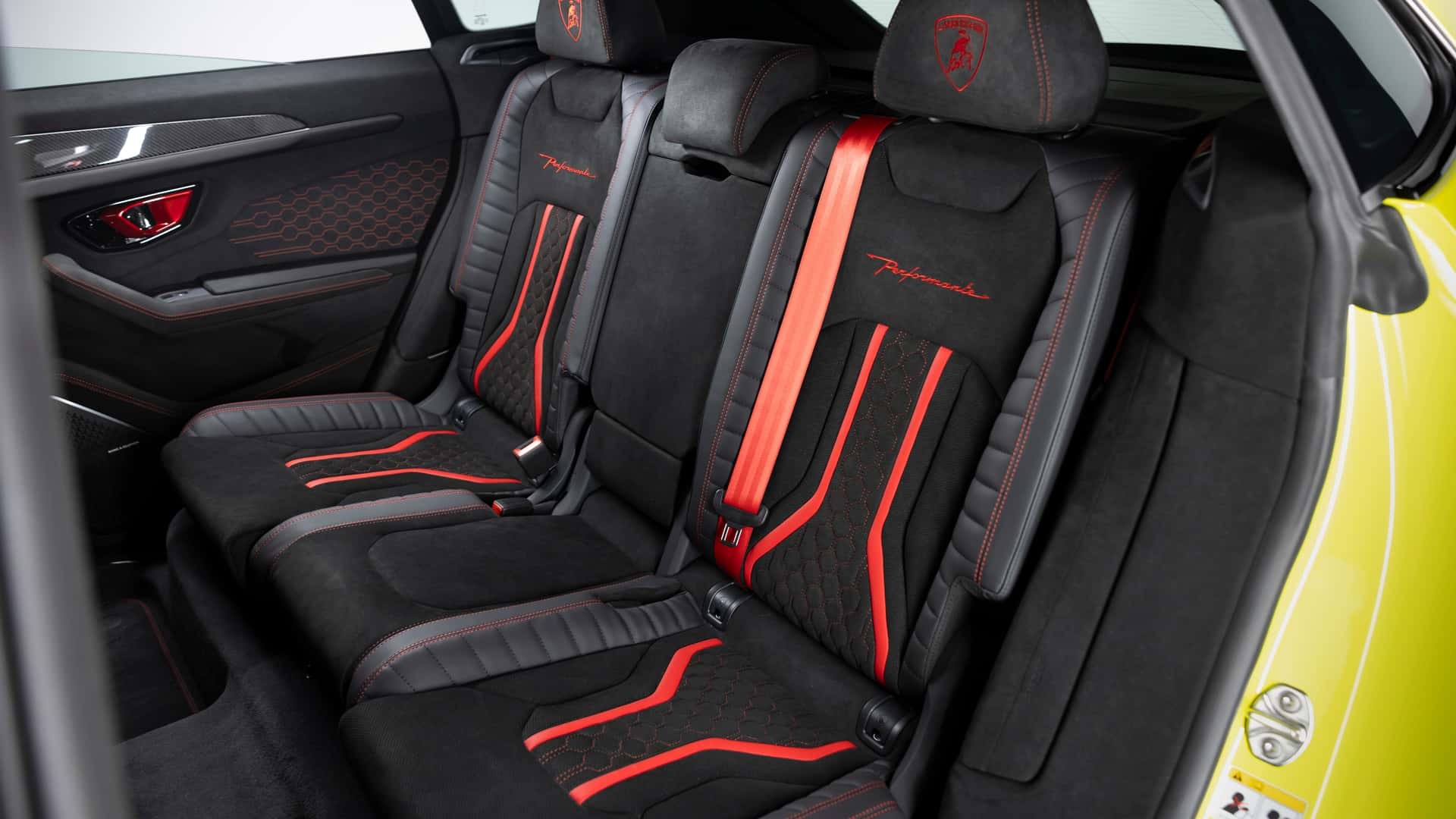 Hàng ghế sau của Lamborghini Urus SE Performante