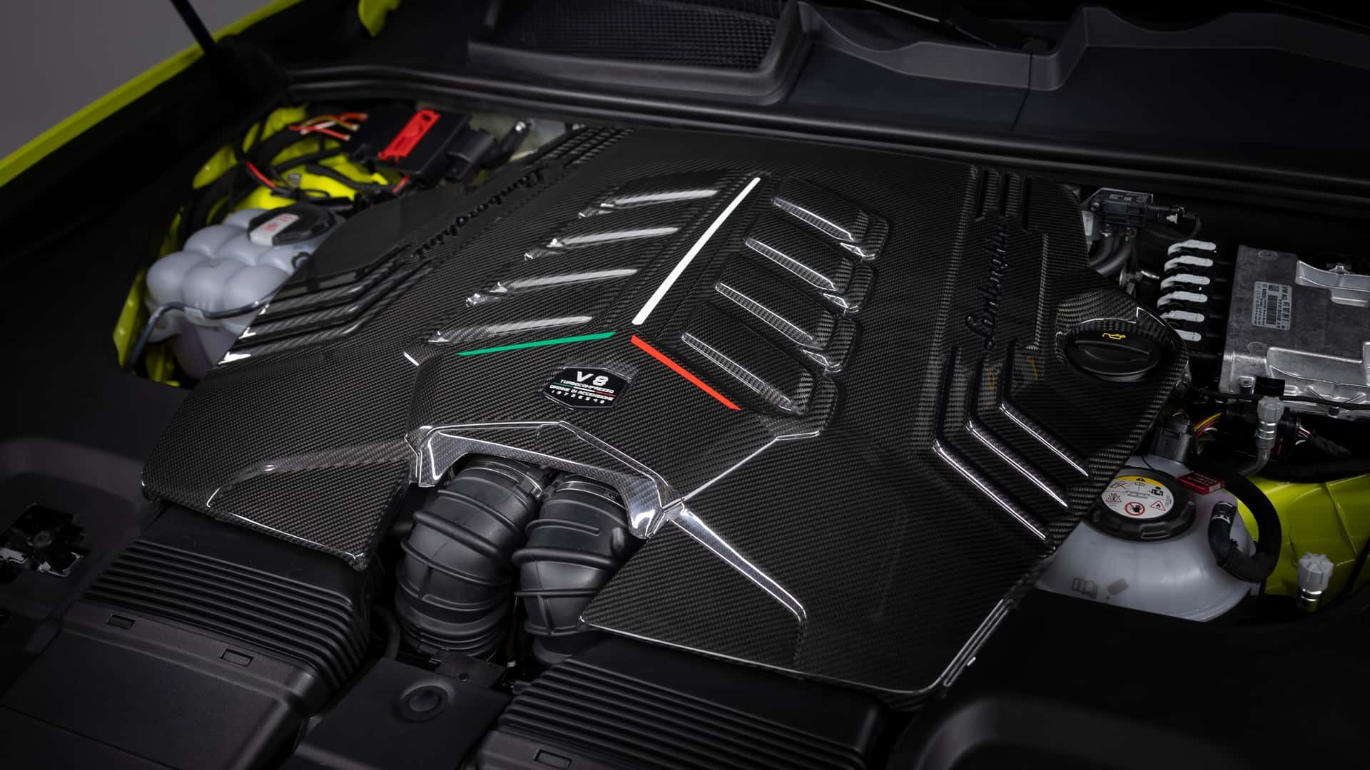 Khoang động cơ của Lamborghini Urus SE Performante