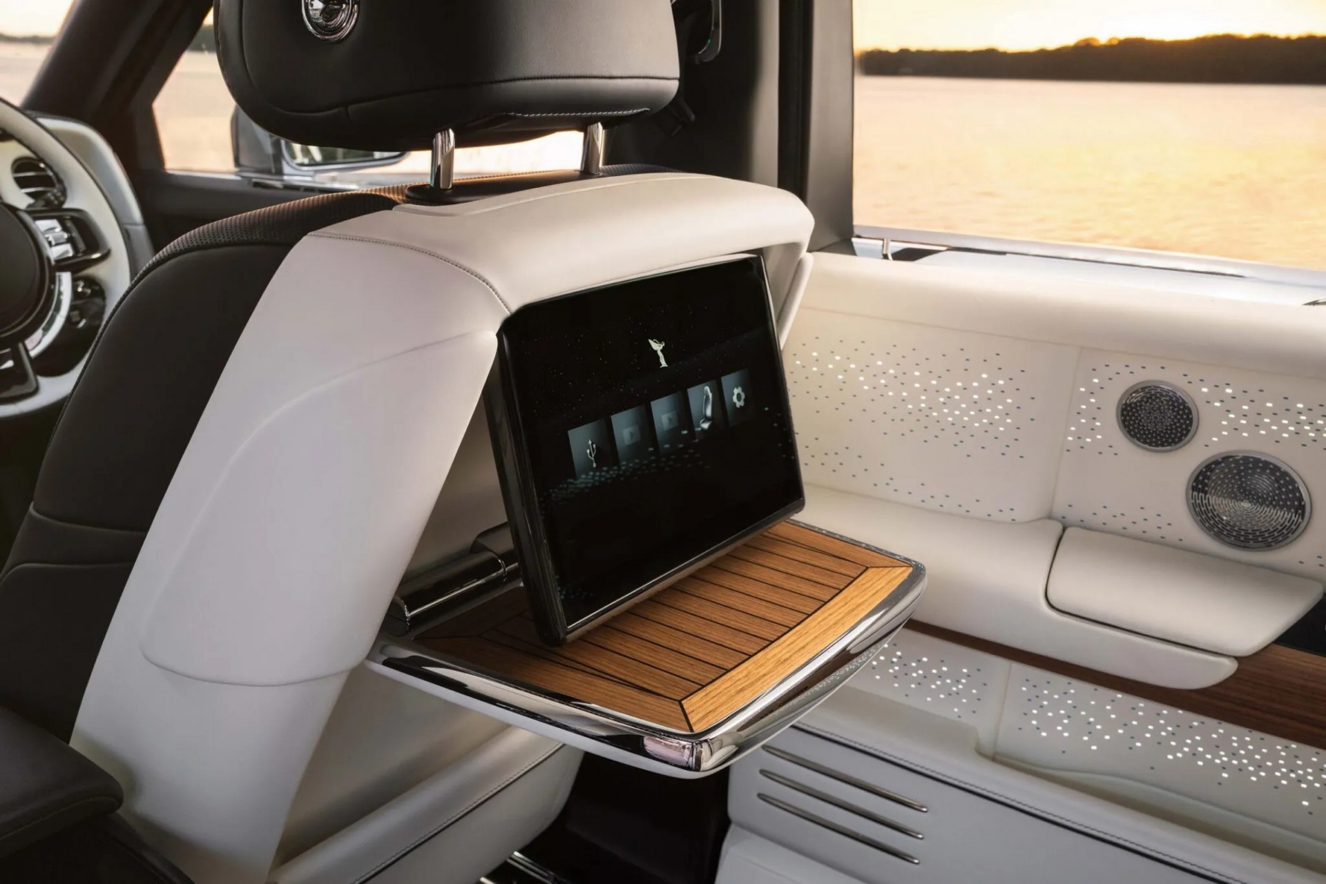 Bàn picnic và màn hình cho hành khách ngồi sau của Rolls-Royce Phantom Regatta