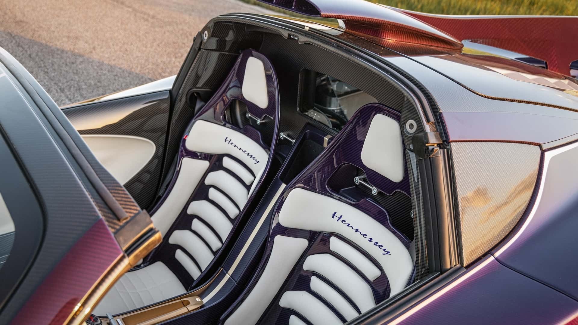 Hennessey Venom F5-M ra mắt: Hypercar Mỹ mạnh 2.031 mã lực với hộp số sàn hiếm có Ghế ngồi thể thao của Hennessey Venom F5-M