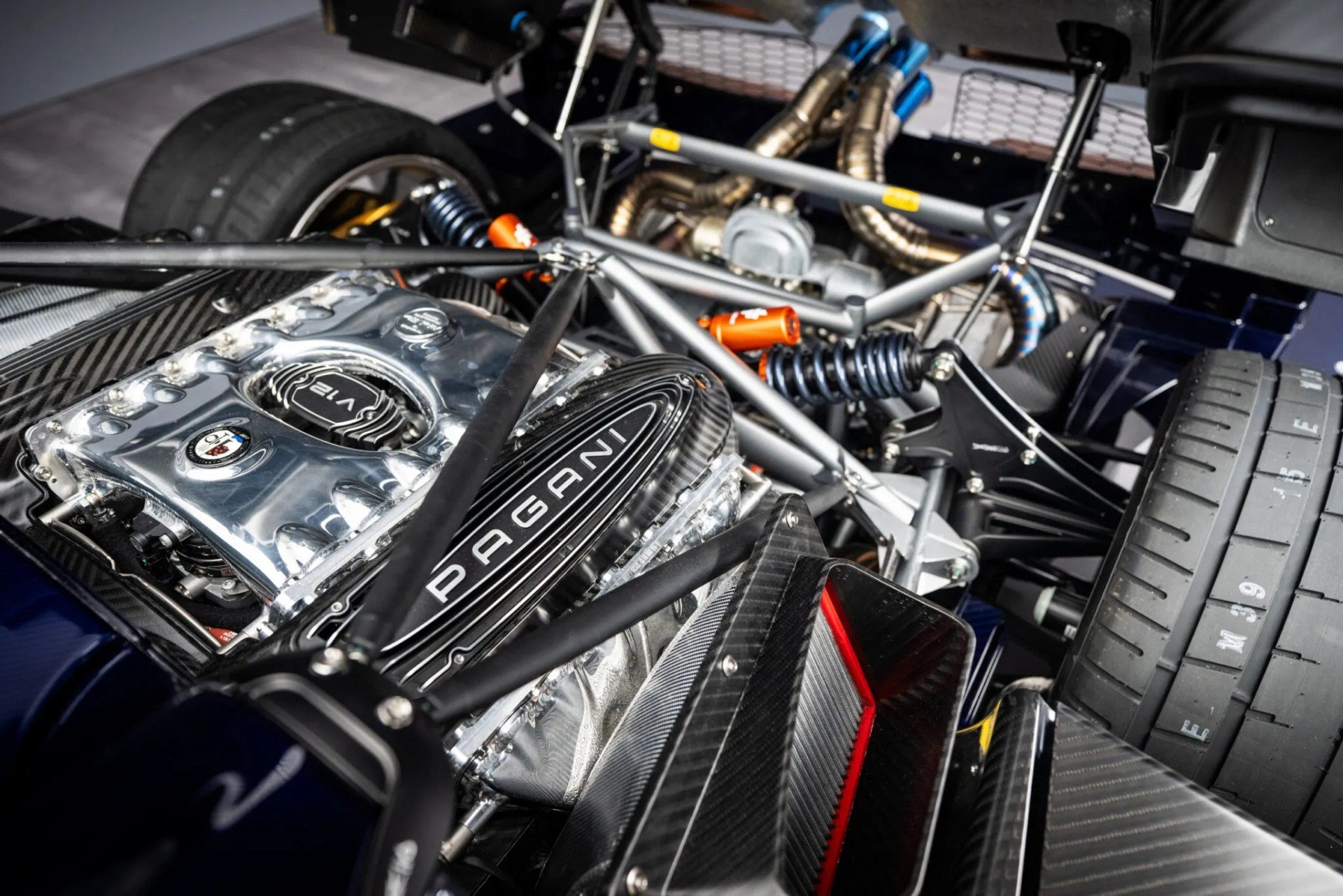 Khoang động cơ của Pagani Huayra 70 Derecho