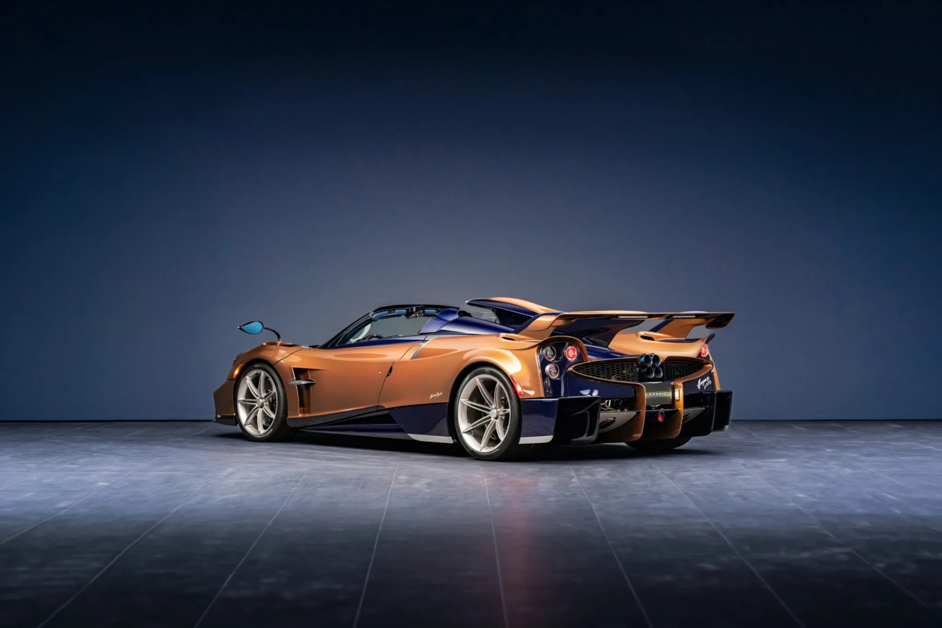 Phía sau của Pagani Huayra 70 Derecho