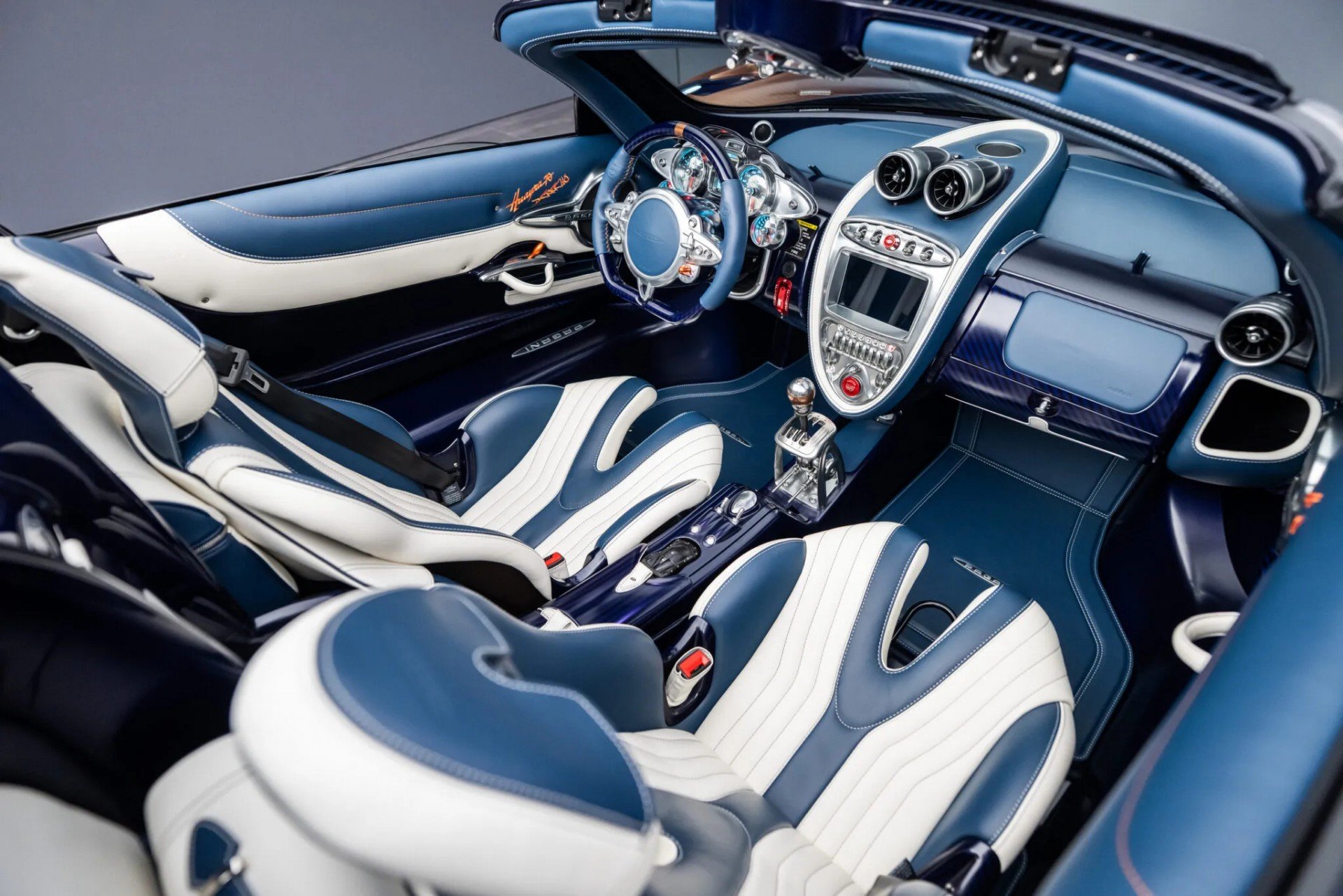 Khoang lái của Pagani Huayra 70 Derecho