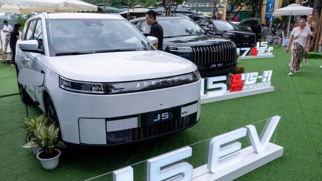 Jaecoo J5 mở cọc với giá từ 569 triệu, mẫu xe đầu tiên có cả ba tuỳ chọn xăng, hybrid và điện