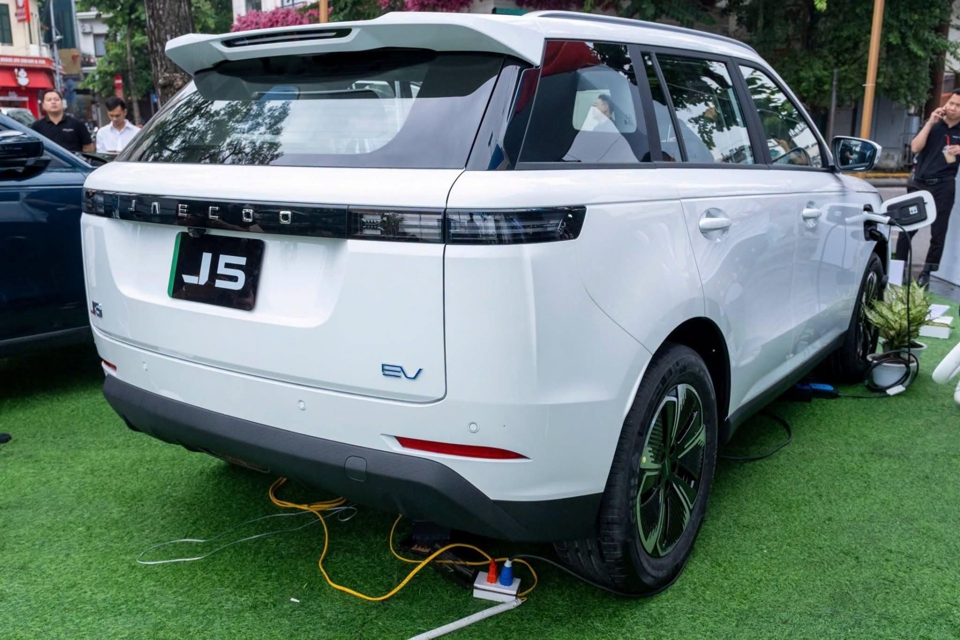 Jaecoo J5 mở cọc với giá từ 569 triệu, mẫu xe đầu tiên có cả ba tuỳ chọn xăng, hybrid và điện