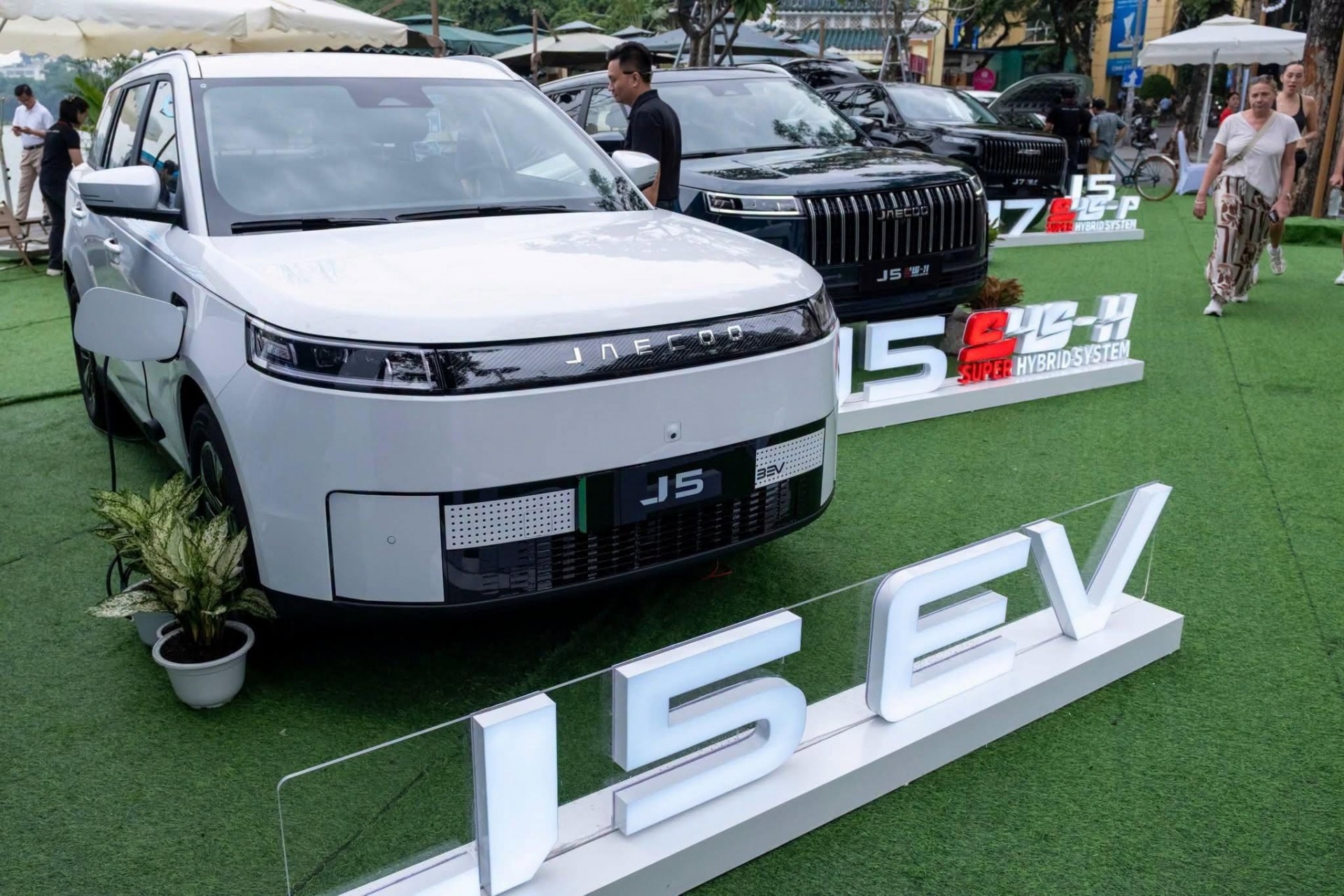 Jaecoo J5 mở cọc với giá từ 569 triệu, mẫu xe đầu tiên có cả ba tuỳ chọn xăng, hybrid và điện