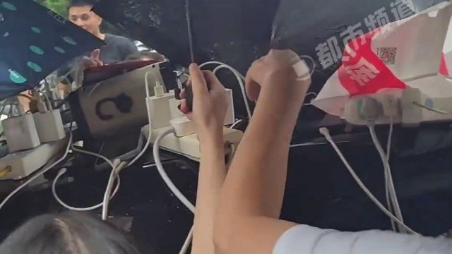 Xe điện hóa trở thành "trạm phát điện" cho người dân giữa trận lũ lịch sử ở Trung Quốc