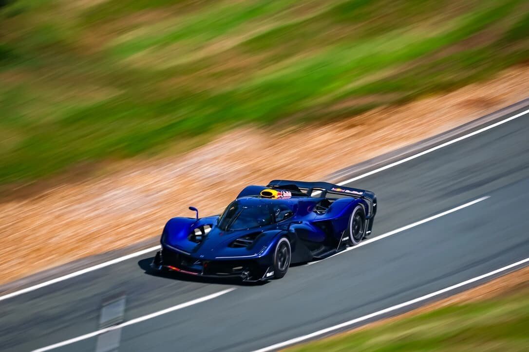 Hypercar Red Bull RB17 đã có màn trình diễn sinh động tại Goodwood Festival of Speed 2026