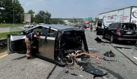 Tesla Cybertruck bị đứt đôi sau tai nạn liên hoàn 10 xe, may mắn không có thương vong