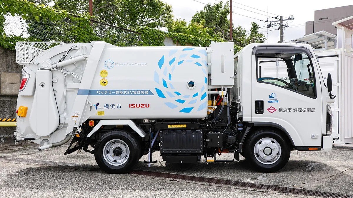Một chiếc Isuzu Elf EV chuyên dụng chở rác, trang bị bộ pin có thể hoán đổi nhanh trong vòng 3 phút