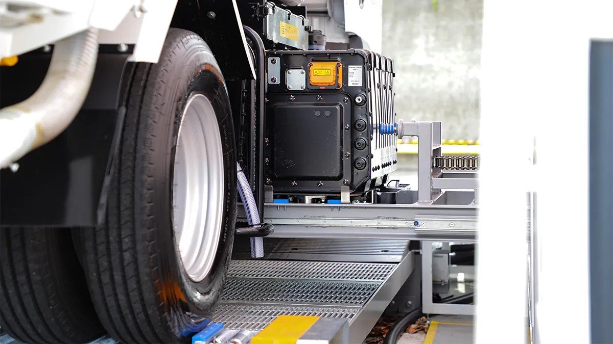 Isuzu đang thử nghiệm công nghệ đổi pin cho những chiếc xe tải chở rác chạy điện tại Yokohama, Nhật Bản