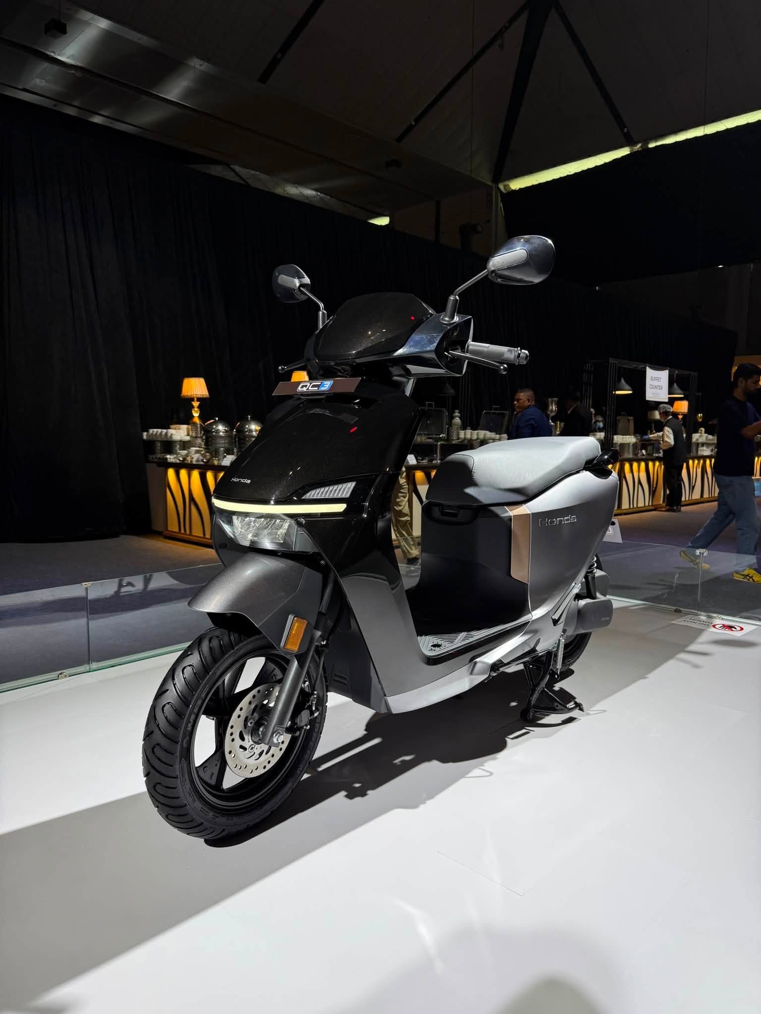 Honda ra mắt QC3 tại Ấn Độ, đi 145 km/lần sạc và cốp rộng 32 lít Honda ra mắt QC3 tại Ấn Độ, đi 145 km/lần sạc và cốp rộng 32 lít
