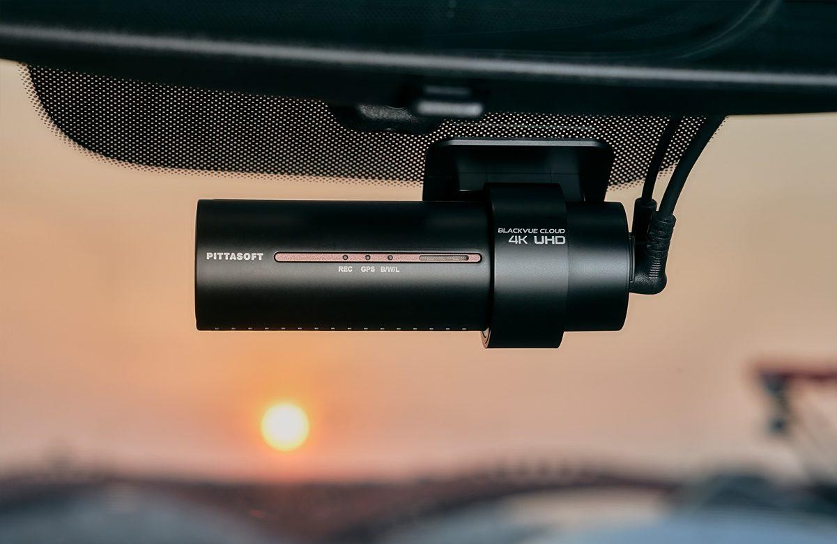 So sánh ưu - khuyết điểm của  camera hành trình tích hợp sẵn và lắp thêm