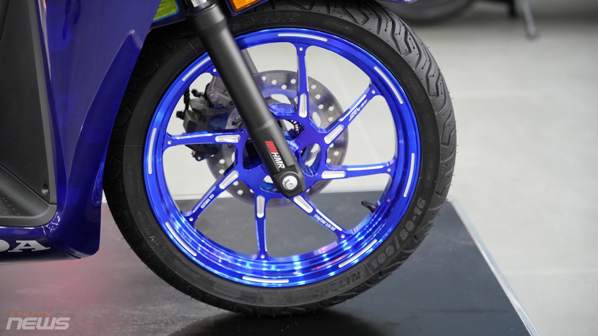 Honda SH150i phối hai màu độc đáo, giá cao gấp đôi SH160i chính hãng