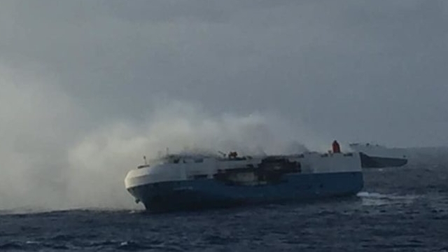 Tàu chuyên chở bốc cháy, hàng nghìn xe Nissan trôi dạt trên biển