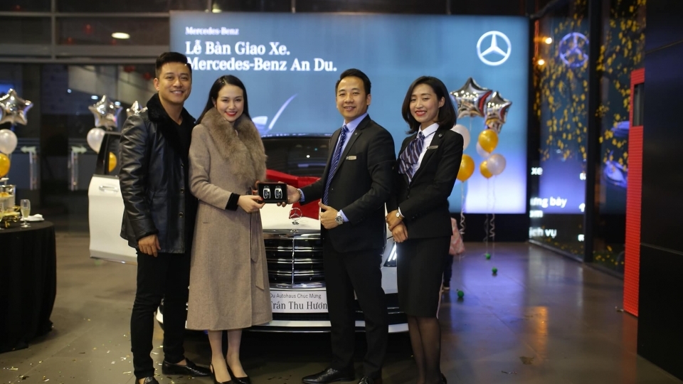 Ca sĩ Tuấn Hưng tậu xe sang Mercedes-Benz S450L Luxury tặng vợ