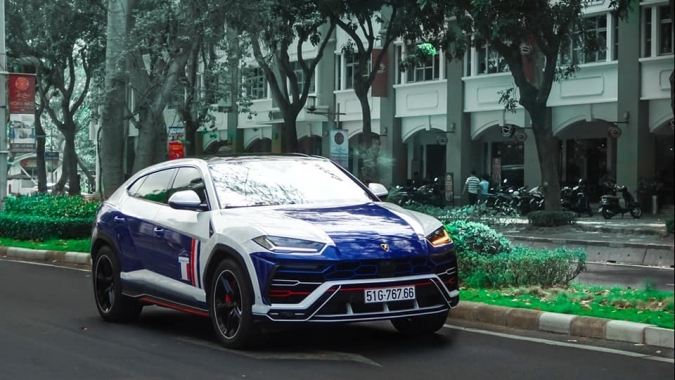 Minh "nhựa" khoác màu cờ Pháp cho siêu SUV Lamborghini Urus