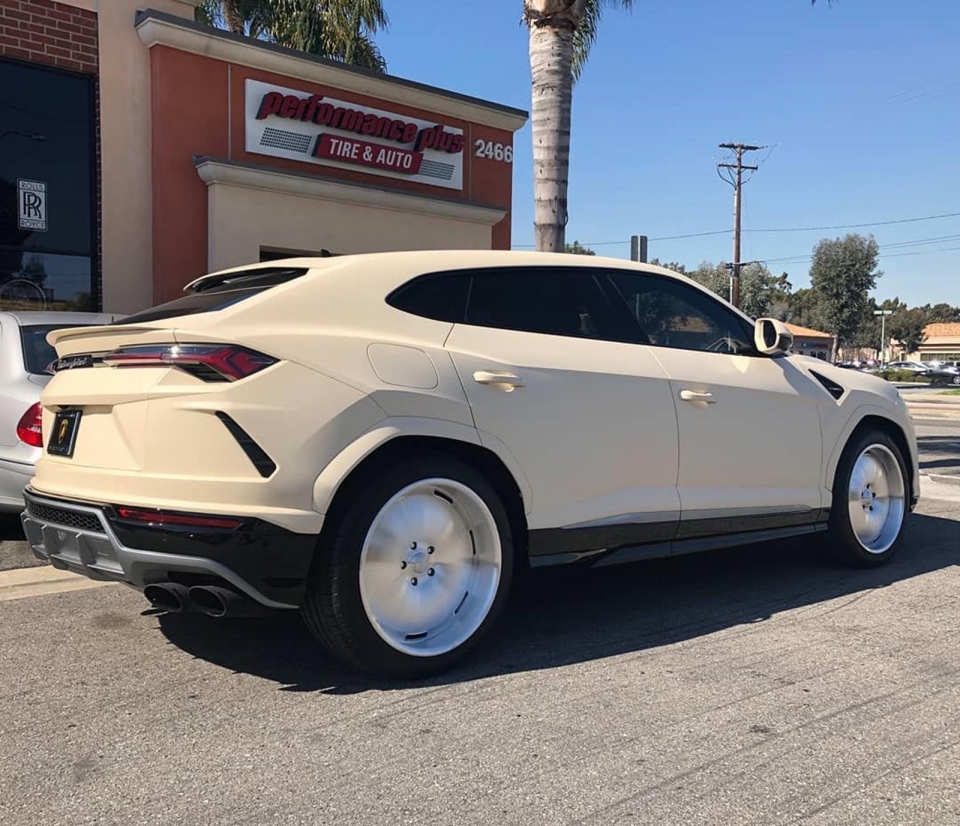 lamborghini urus do di cua rapper kanye west bi cu dan mang che xau dien dao