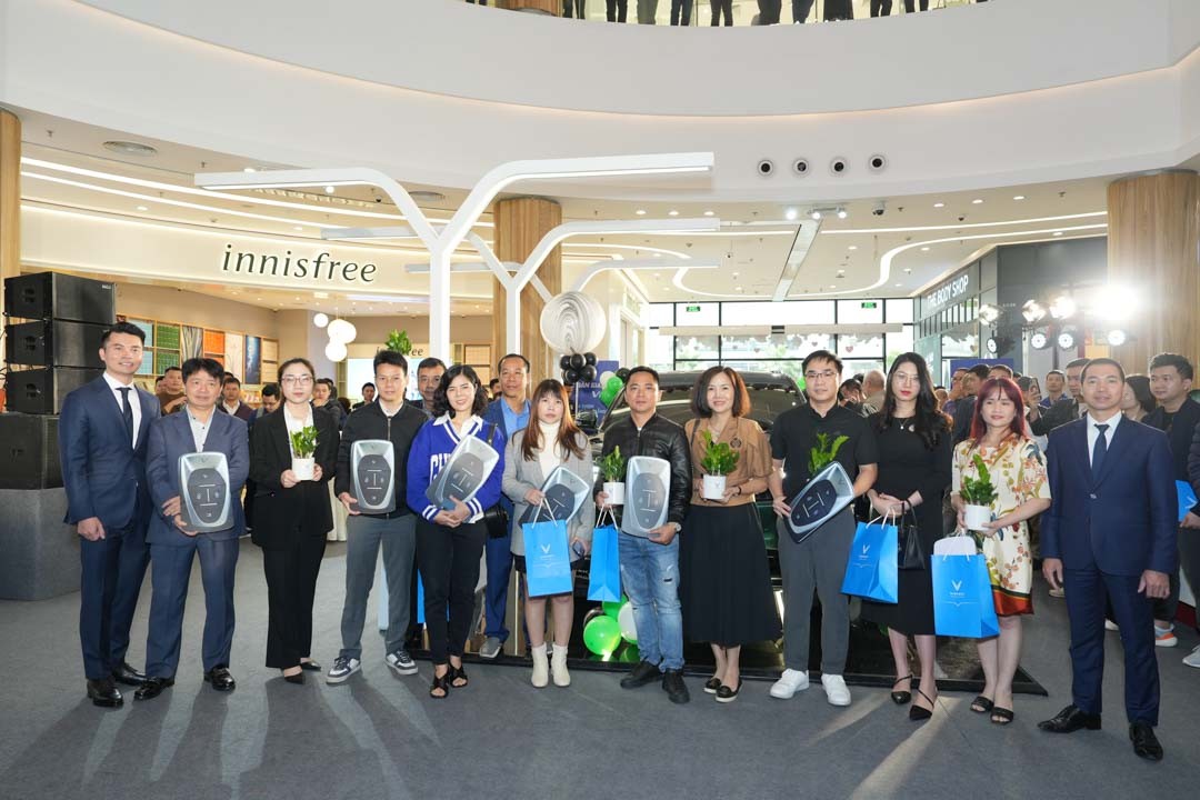 VinFast VF 9 đầu tiên được bàn giao đến tay khách hàng