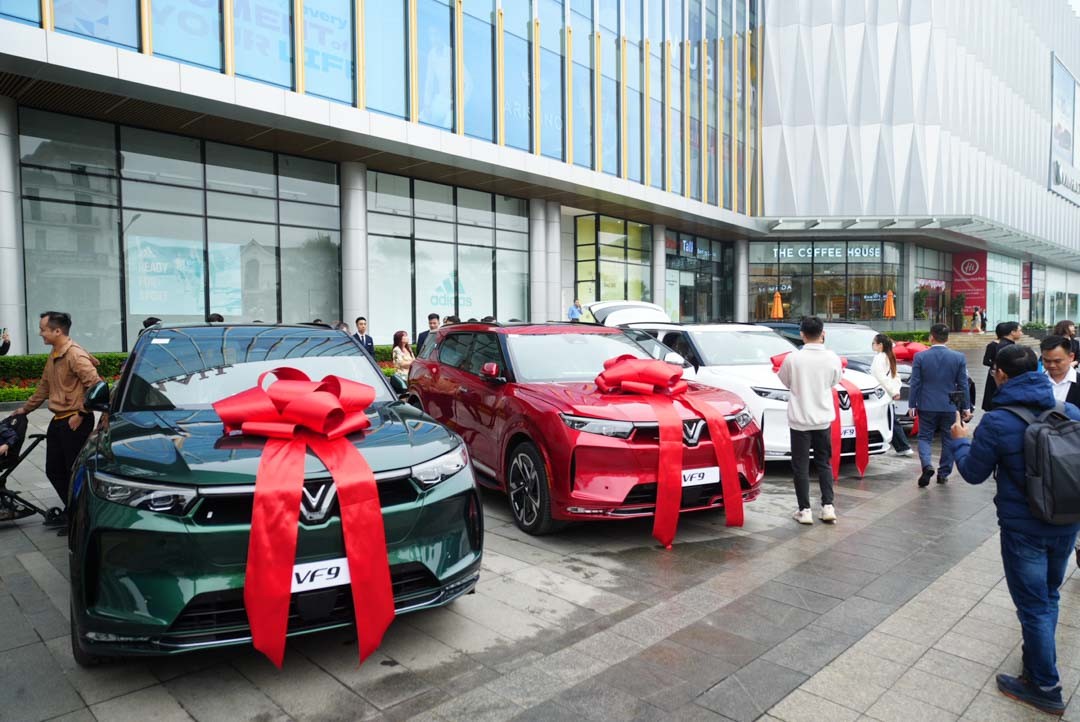 27 xe VinFast VF9 đầu tiên được bàn giao đến tay khách hàng