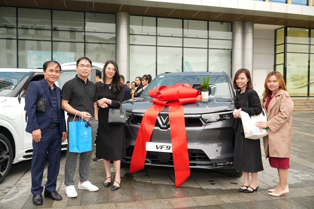 27 xe VinFast VF9 đầu tiên được bàn giao đến tay khách hàng