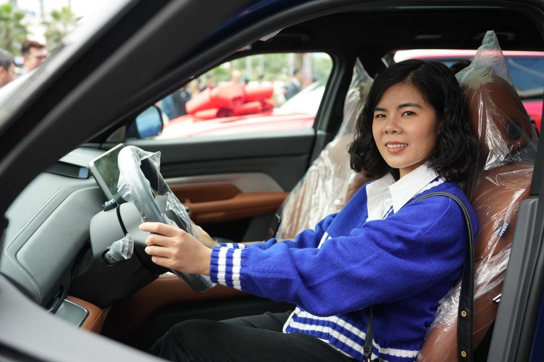 27 xe VinFast VF9 đầu tiên được bàn giao đến tay khách hàng