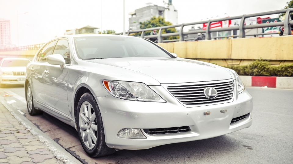 Lexus LS 460L xe 'sang chảnh' một thời có giá chỉ ngang Toyota Camry