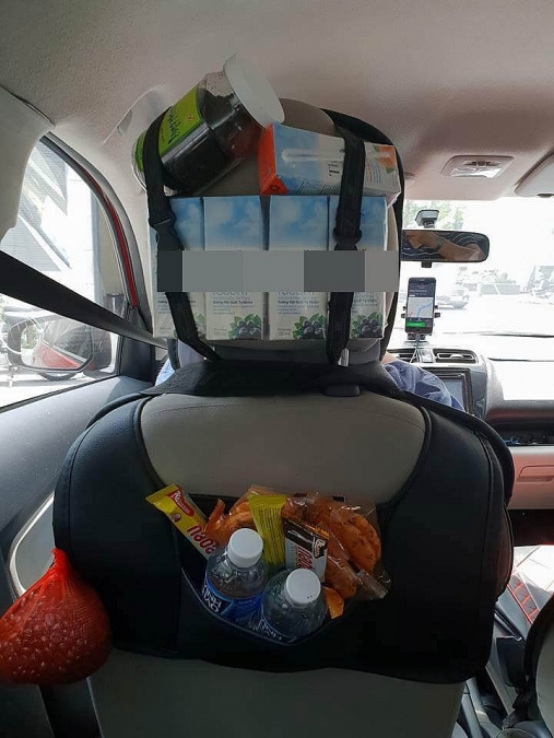 Tài xế Grab ở Sài Gòn khiến ai cũng muốn đi vì xe đầy ắp đồ ăn miễn phí