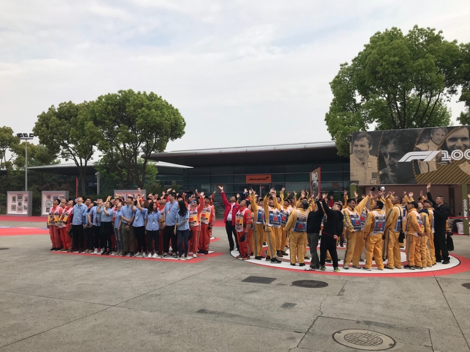 Trải nghiệm làm tình nguyện viên ở đường đua F1 - Thượng Hải Grandprix 2019 trai nghiem lam tinh nguyen vien o duong dua f1 thuong hai grandprix 2019