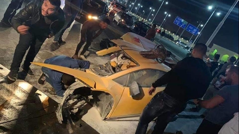 Lamborghini Huracan gãy đôi sau tai nạn, người lái vẫn bình an vô sự