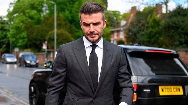 David Beckham bị tước bằng 6 tháng vì lái xe nghe điện thoại