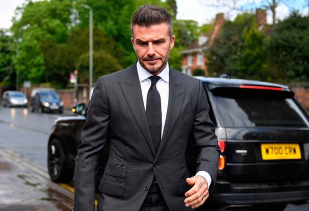 vua lai xe vua dung dien thoai david beckham bi cam lai 6 thang