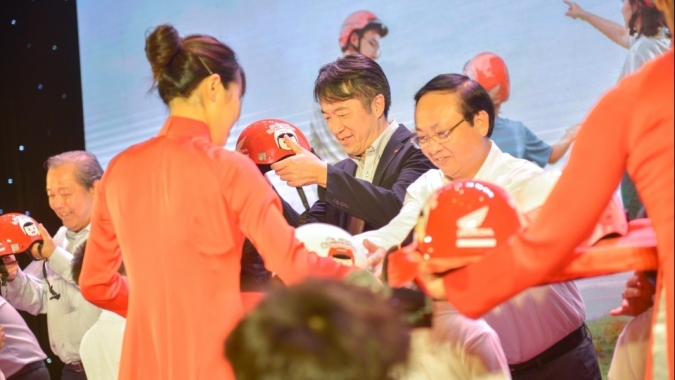 Honda Việt Nam tặng 1,9 triệu mũ bảo hiểm cho trẻ lớp một năm học mới