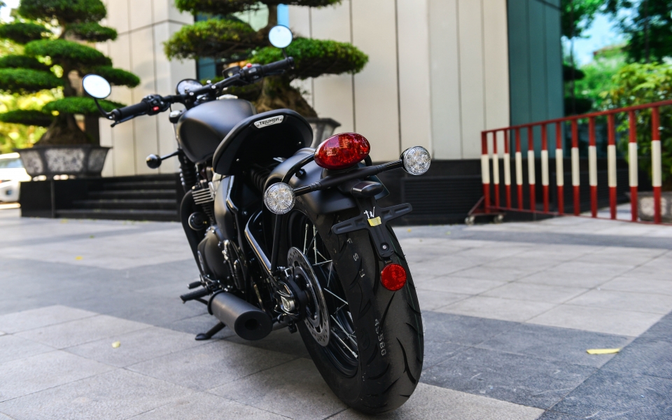 chiem nguong triumph bobber black 2018 tai ha noi