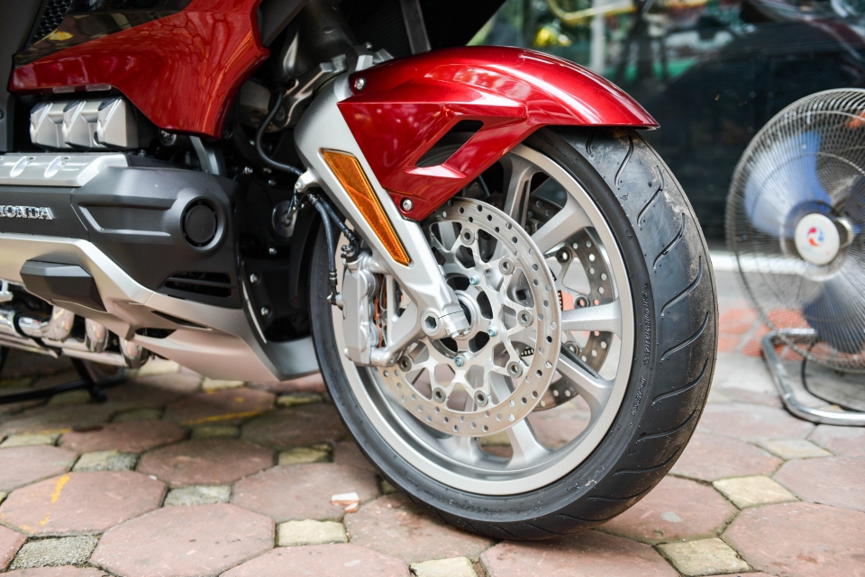 chi tiet honda gold wing 2018 phien ban ly hop kep va tui khi