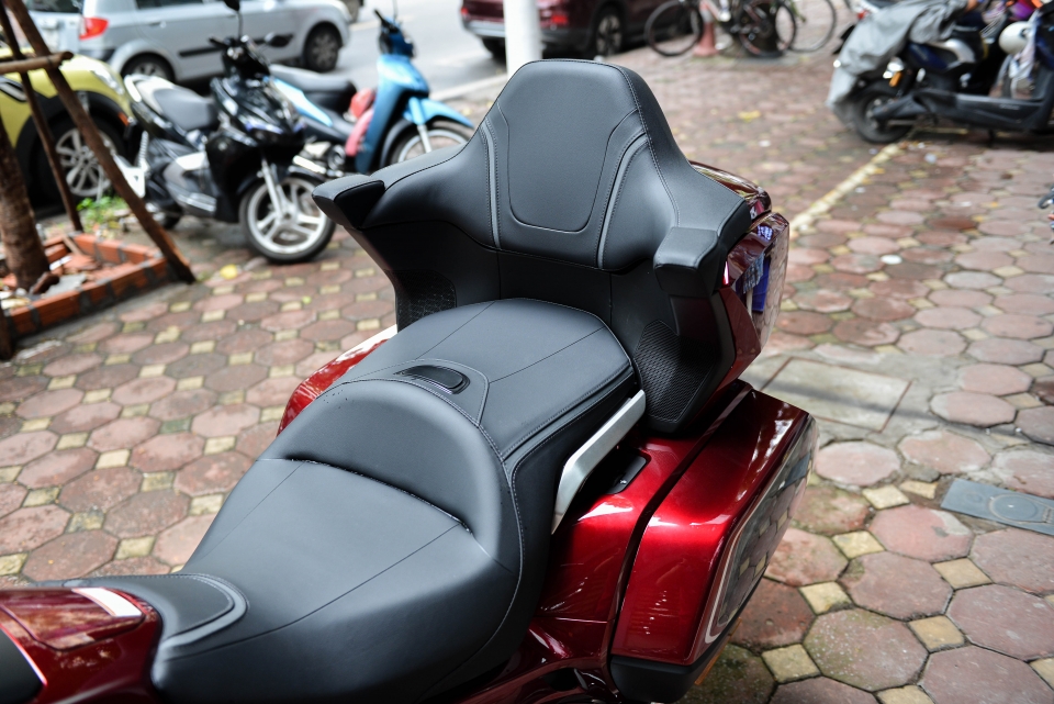chi tiet honda gold wing 2018 phien ban ly hop kep va tui khi