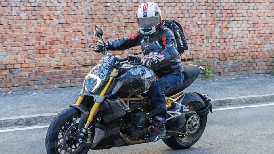 Ducati Diavel lộ ảnh chạy thử trên đường phố