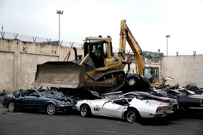 Video cảnh Philippines dùng máy xúc nghiền nát 68 xe sang nhập lậu, gồm cả Lamborghini