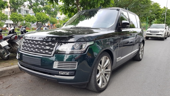 SUV sang Range Rover SVAutobiography màu độc bất ngờ xuất hiện trên đường phố Hà Nội