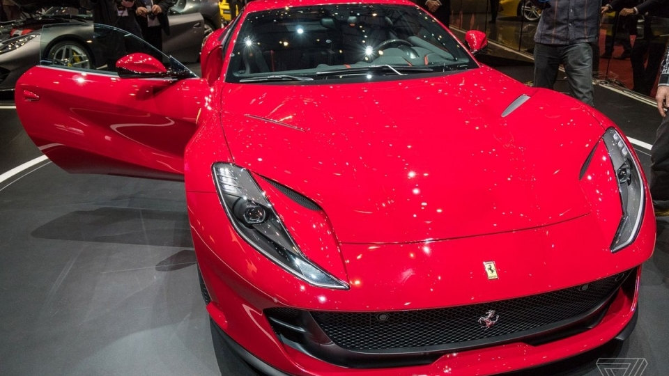 Ferrari lãi 80 nghìn USD mỗi xe, Tesla "lỗ chổng vó"