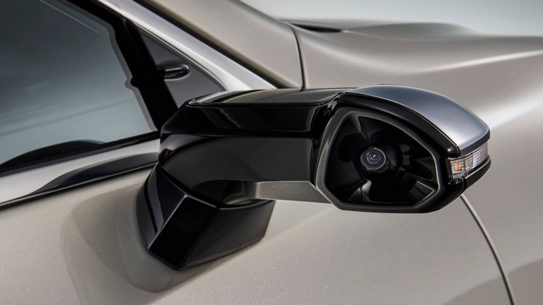 Lexus ES là chiếc xe thương mại đầu tiên có tùy chọn gương chiếu hậu bằng camera