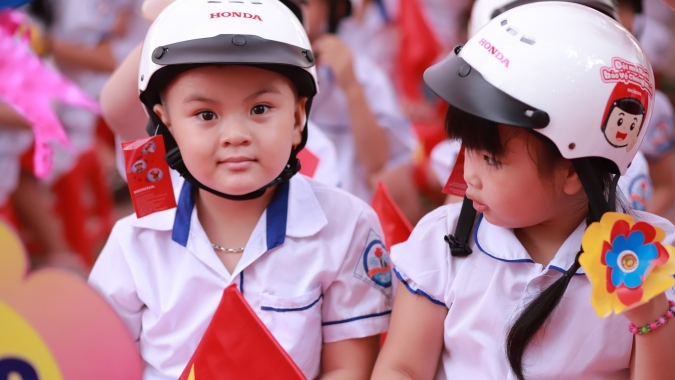 Honda trao tặng mũ bảo hiểm cho học sinh lớp Một toàn quốc