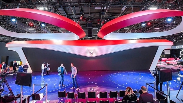Hình ảnh sân khấu hoành tráng của Vinfast tại Paris Motor Show trước giờ ra mắt