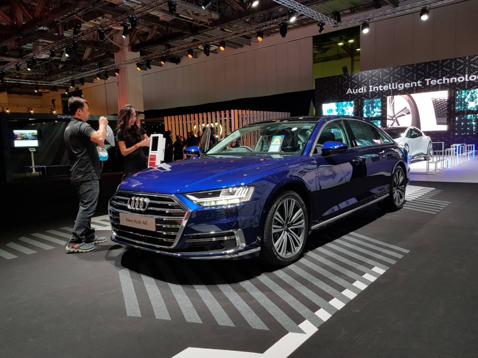audi a8l xuat hien long lay tai audi brand experience 2018 tai singapore