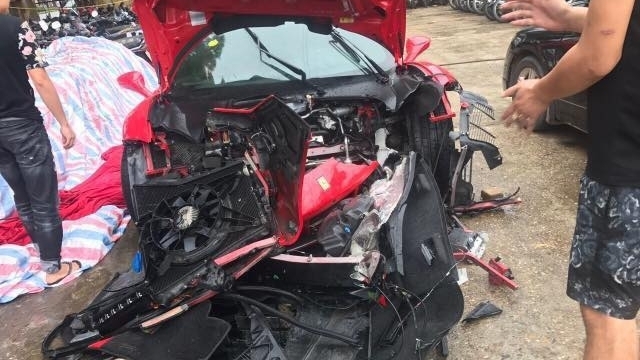 Siêu xe Ferrari 17 tỷ của Tuấn Hưng nát đầu vì tai nạn trên cao tốc Lào Cai