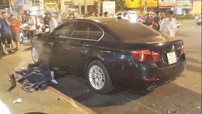BMW 5-Series gây tai nạn liên hoàn làm chết người tại ngã tư Hàng Xanh